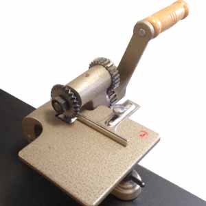 SHP200 hand pinking wheel cutter